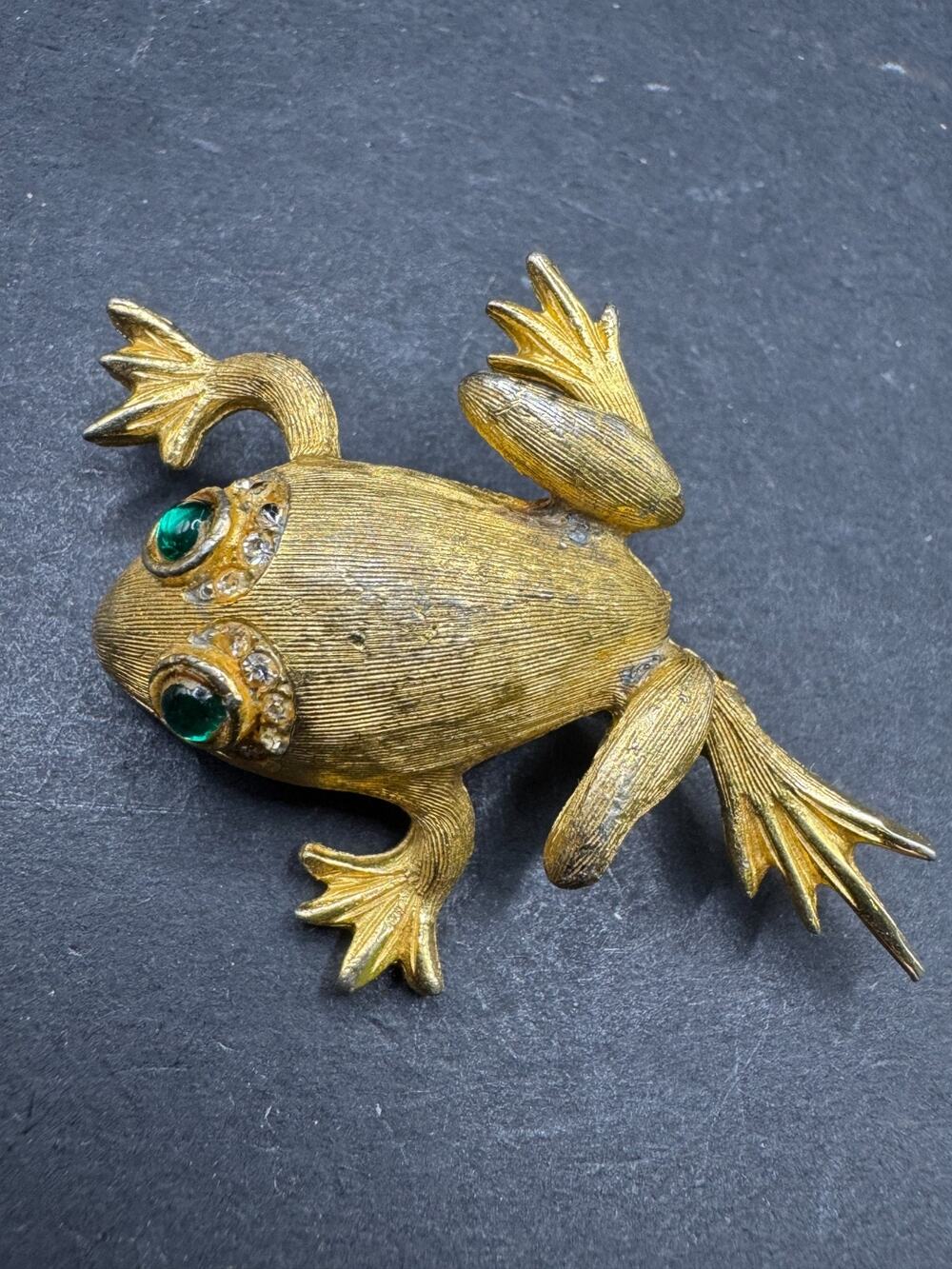 Vintage SAO Gold-Tone Textured Frog Brooch Pin Green Rhinestone Eyes 35.5mm